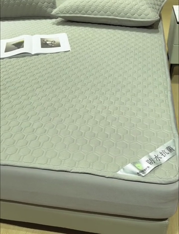 91家纺网 家纺一手货源 找家纺 老帅的工厂店  2025新款夹棉纯色防水床垫 浅灰