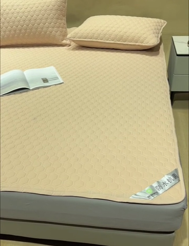 91家纺网 家纺一手货源 找家纺 老帅的工厂店  2025新款夹棉纯色防水床垫 杏色