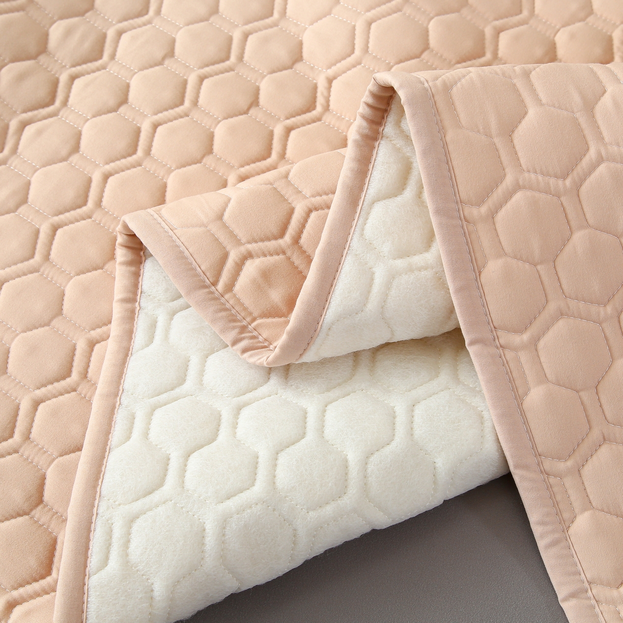 91家纺网 家纺一手货源 找家纺 老帅的工厂店  2025新款夹棉纯色防水床垫 杏色