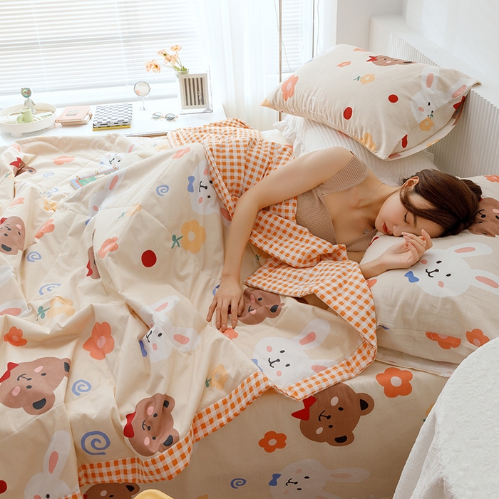 91家纺网 家纺一手货源 找家纺 莱宁被业 2024新款全棉宽幅喷气印花夏被 贩卖蜜糖