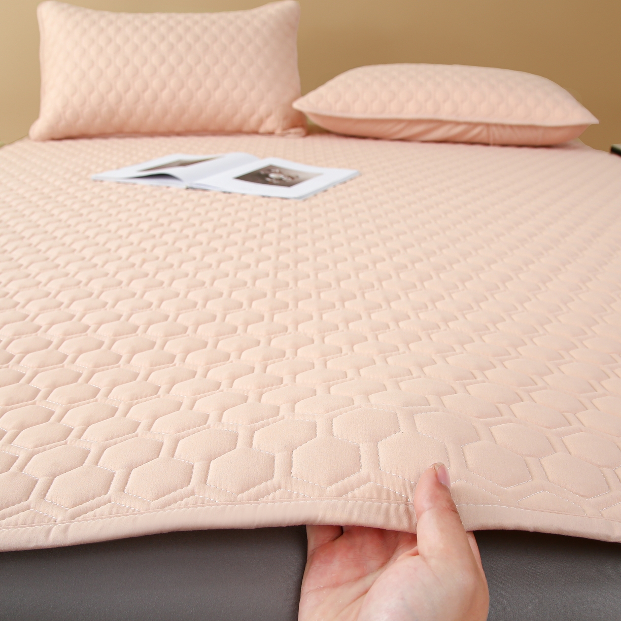 91家纺网 家纺一手货源 找家纺 老帅的工厂店  2025新款夹棉纯色防水床垫 杏色