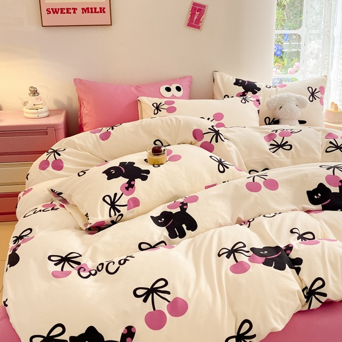 91家纺网 家纺一手货源 找家纺 葡萄家 2024新款双层纱云柔水洗棉萌趣卡通系列四件套（提供买家秀联系客服） 樱桃小猫