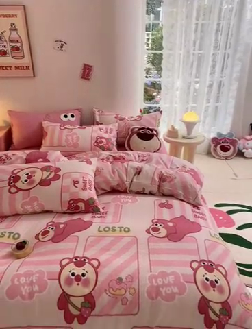 91家纺网 家纺一手货源 找家纺 葡萄家 2024新款双层纱云柔水洗棉萌趣卡通系列四件套（提供买家秀联系客服） 草莓小熊
