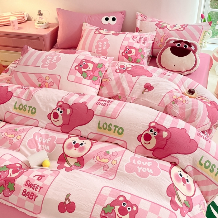 91家纺网 家纺一手货源 找家纺 葡萄家 2024新款双层纱云柔水洗棉萌趣卡通系列四件套（提供买家秀联系客服） 草莓小熊