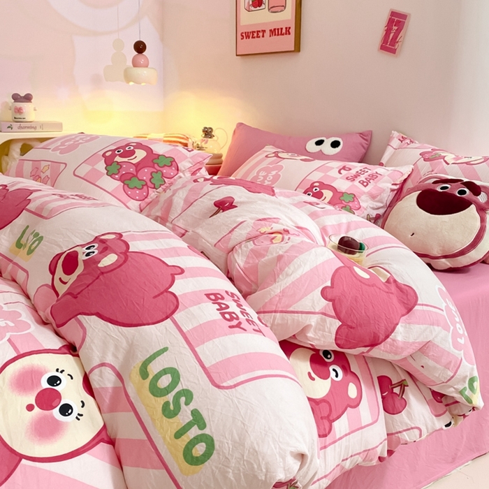 91家纺网 家纺一手货源 找家纺 葡萄家 2024新款双层纱云柔水洗棉萌趣卡通系列四件套（提供买家秀联系客服） 草莓小熊