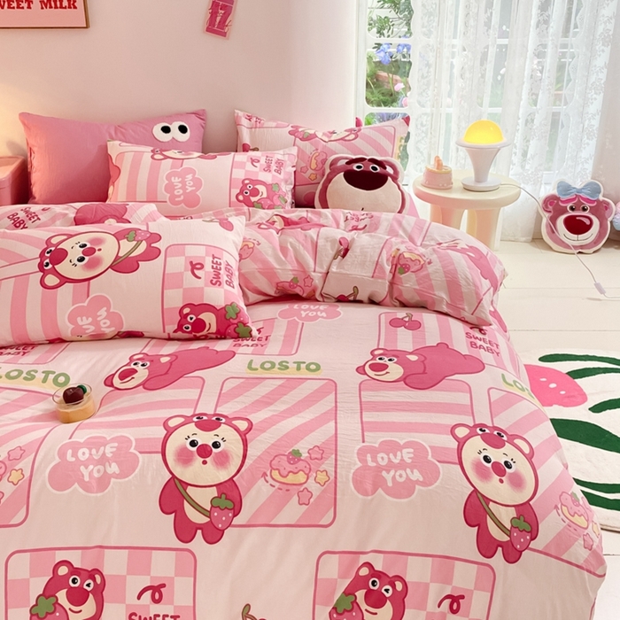 91家纺网 家纺一手货源 找家纺 葡萄家 2024新款双层纱云柔水洗棉萌趣卡通系列四件套（提供买家秀联系客服） 草莓小熊