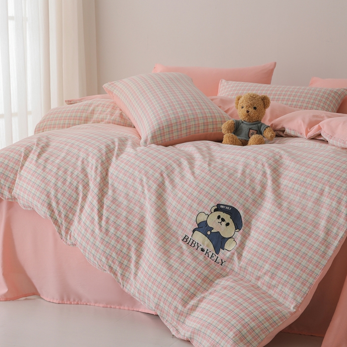 91家纺网 家纺一手货源 找家纺 潮邦创意家居 2025新款春夏亲肤水洗棉刺绣四件套-贝恩熊 贝恩熊-蜜格粉