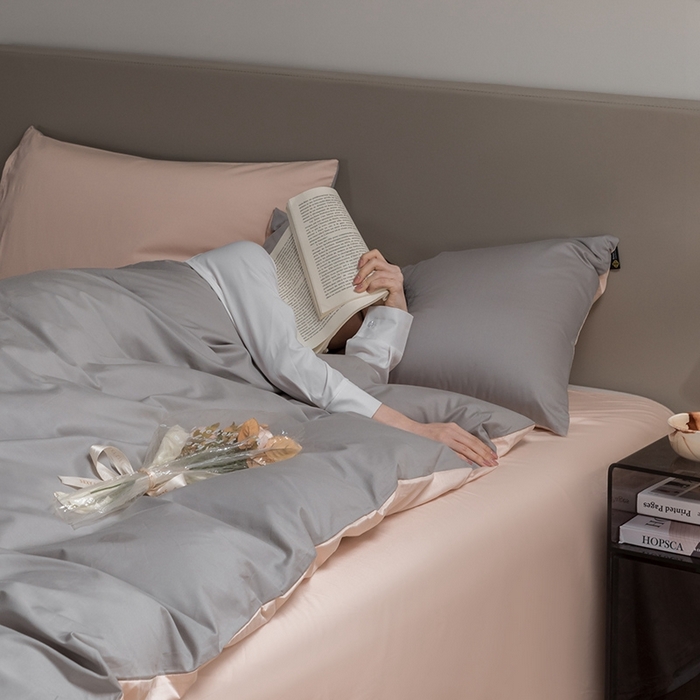 91家纺网 家纺一手货源 找家纺 澳梵家居 2024新款60支全棉纯色双拼金标款四件套-素写繁华系列 椰子灰-白桃粉