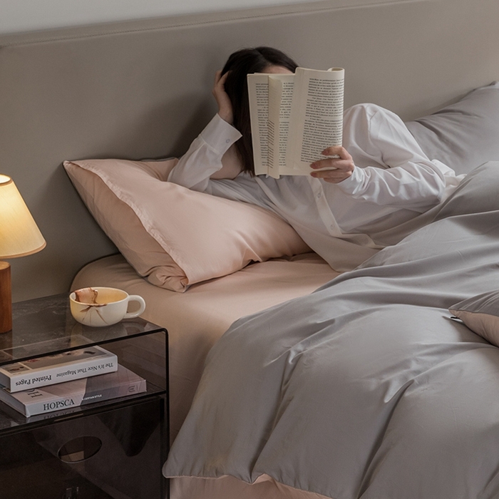 91家纺网 家纺一手货源 找家纺 澳梵家居 2024新款60支全棉纯色双拼金标款四件套-素写繁华系列 椰子灰-白桃粉