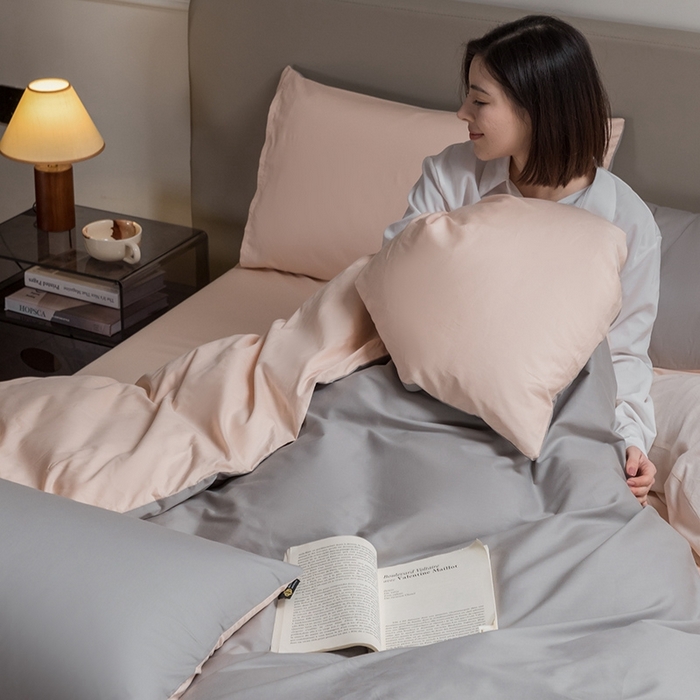 91家纺网 家纺一手货源 找家纺 澳梵家居 2024新款60支全棉纯色双拼金标款四件套-素写繁华系列 椰子灰-白桃粉