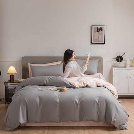 91家纺网 家纺一手货源 找家纺 澳梵家居 2024新款60支全棉纯色双拼金标款四件套-素写繁华系列 椰子灰-白桃粉