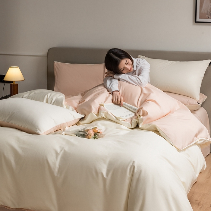 91家纺网 家纺一手货源 找家纺 澳梵家居 2024新款60支全棉纯色双拼金标款四件套-素写繁华系列 奶昔白-白桃粉