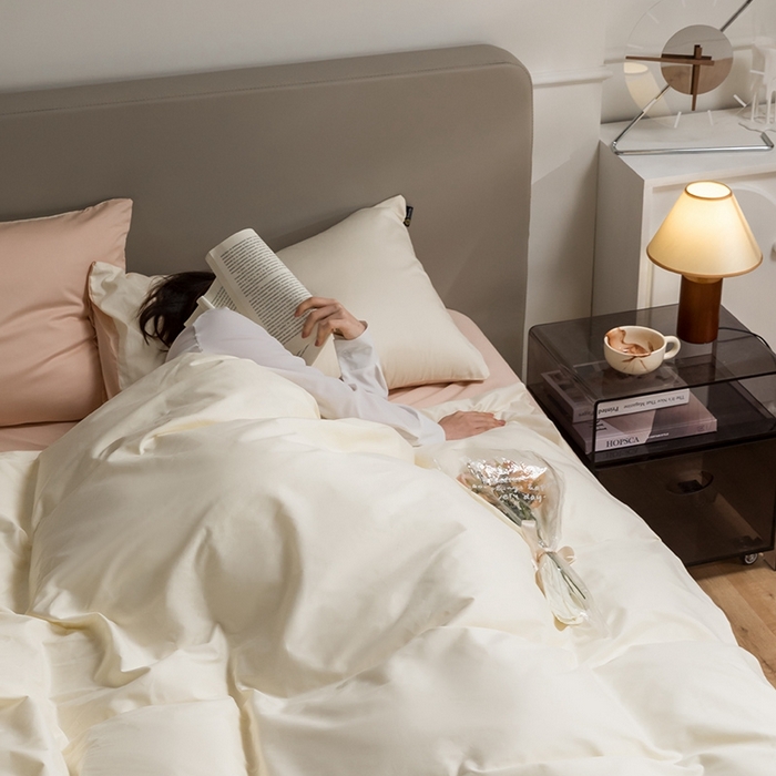 91家纺网 家纺一手货源 找家纺 澳梵家居 2024新款60支全棉纯色双拼金标款四件套-素写繁华系列 奶昔白-白桃粉