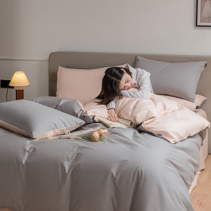 91家纺网 家纺一手货源 找家纺 澳梵家居 2024新款60支全棉纯色双拼金标款四件套-素写繁华系列 椰子灰-白桃粉