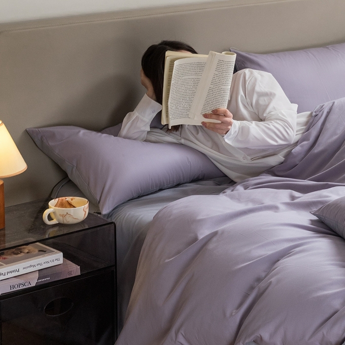 91家纺网 家纺一手货源 找家纺 澳梵家居 2024新款60支全棉纯色双拼金标款四件套-素写繁华系列 暮山紫-薄雾蓝