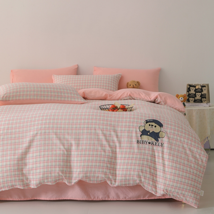 91家纺网 家纺一手货源 找家纺 潮邦创意家居 2025新款春夏亲肤水洗棉刺绣四件套-贝恩熊 贝恩熊-蜜格粉