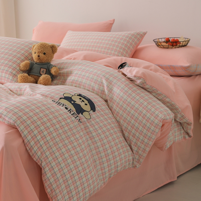 91家纺网 家纺一手货源 找家纺 潮邦创意家居 2025新款春夏亲肤水洗棉刺绣四件套-贝恩熊 贝恩熊-蜜格粉