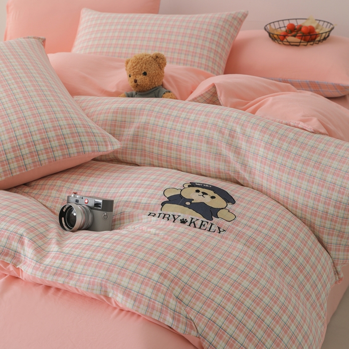 91家纺网 家纺一手货源 找家纺 潮邦创意家居 2025新款春夏亲肤水洗棉刺绣四件套-贝恩熊 贝恩熊-蜜格粉