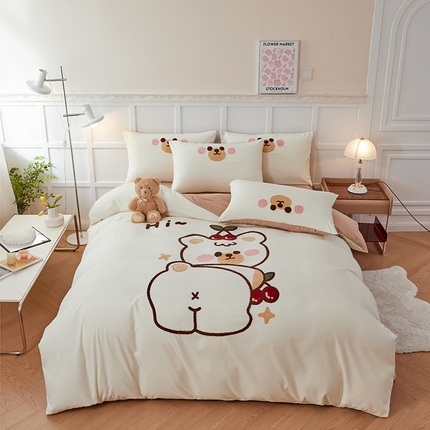 91家纺网 家纺一手货源 找家纺 绒兔兔 2024新款亲肤水洗棉毛巾绣四件套-可爱熊 可爱熊 奶白