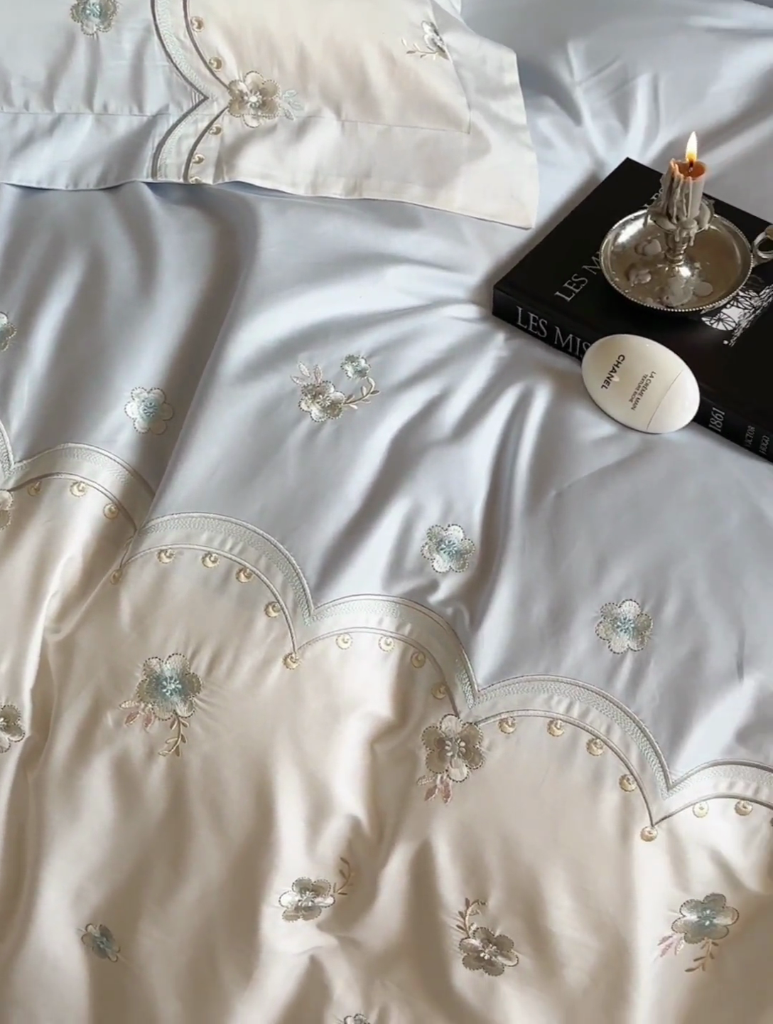 91家纺网 家纺一手货源 找家纺 鹿班家居 2024新款100S长绒棉刺绣系列四件套-焦糖落霞 场景二 琉璃蓝 标准会员-20