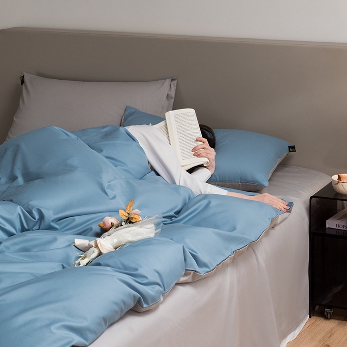 91家纺网 家纺一手货源 找家纺 澳梵家居 2024新款60支全棉纯色双拼金标款四件套-素写繁华系列 绅士蓝-椰子灰