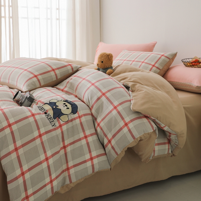 91家纺网 家纺一手货源 找家纺 潮邦创意家居 2025新款春夏亲肤水洗棉刺绣四件套-贝恩熊 贝恩熊-英伦红