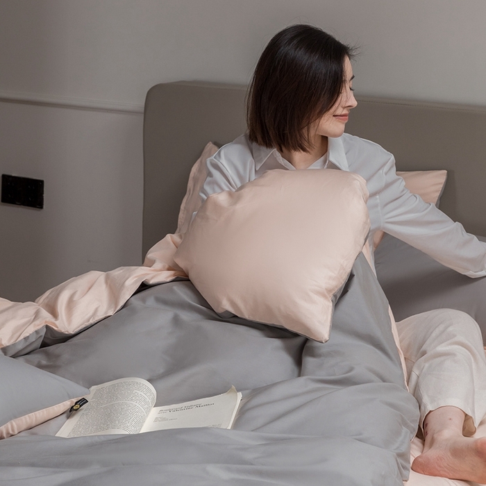 91家纺网 家纺一手货源 找家纺 澳梵家居 2024新款60支全棉纯色双拼金标款四件套-素写繁华系列 椰子灰-白桃粉