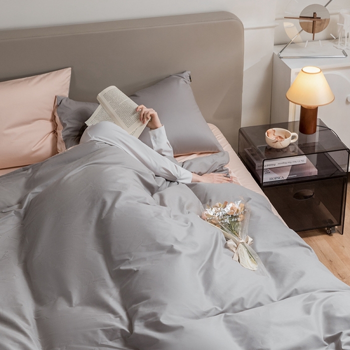 91家纺网 家纺一手货源 找家纺 澳梵家居 2024新款60支全棉纯色双拼金标款四件套-素写繁华系列 椰子灰-白桃粉