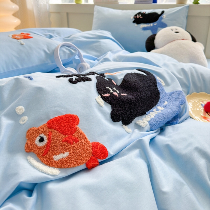 91家纺网 家纺一手货源 找家纺 锦觅 2024春夏新品韩式小清新全棉水洗棉毛巾绣40支重工刺绣纯棉四件套 猫咪（天蓝）