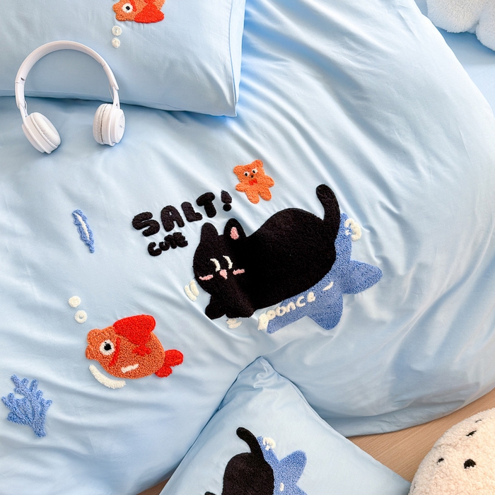 91家纺网 家纺一手货源 找家纺 锦觅 2024春夏新品韩式小清新全棉水洗棉毛巾绣40支重工刺绣纯棉四件套 猫咪（天蓝）