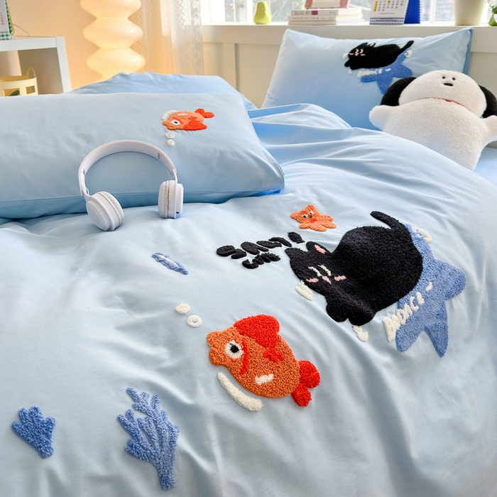 91家纺网 家纺一手货源 找家纺 锦觅 2024春夏新品韩式小清新全棉水洗棉毛巾绣40支重工刺绣纯棉四件套 猫咪（天蓝）