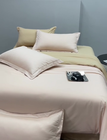 91家纺网 家纺一手货源 找家纺 小懒猪 2024春夏新款全棉舒适100支长绒棉极简系列四件套 白桃粉-奇遇金