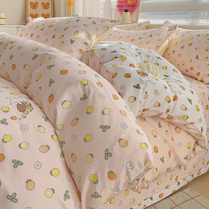 91家纺网 家纺一手货源 找家纺 羽爱家纺 2024新款全棉水洗棉花芯床盖套件 小草莓