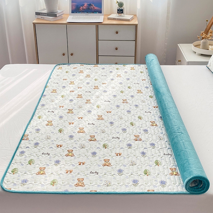 91家纺网 家纺一手货源 找家纺 恋绒家纺 2025新款一面棉一面绒全棉护理垫防水隔尿垫 丛林小熊