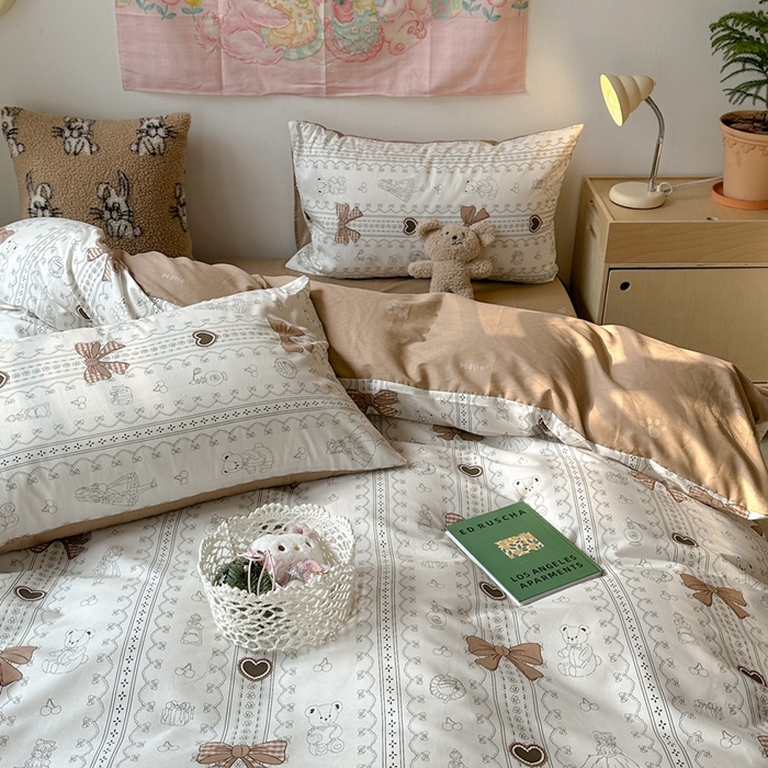 91家纺网 家纺一手货源 找家纺 昔可家纺 2024开春新款全棉印花四件套 复古咖蝴蝶结熊