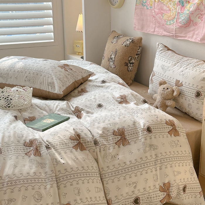 91家纺网 家纺一手货源 找家纺 昔可家纺 2024开春新款全棉印花四件套 复古咖蝴蝶结熊