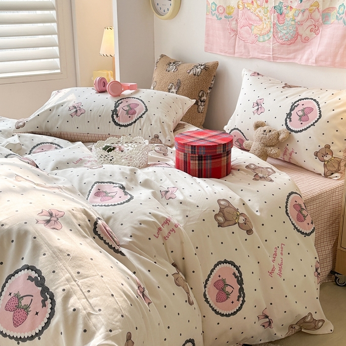 91家纺网 家纺一手货源 找家纺 昔可家纺 2024开春新款全棉印花四件套 爱心草莓熊