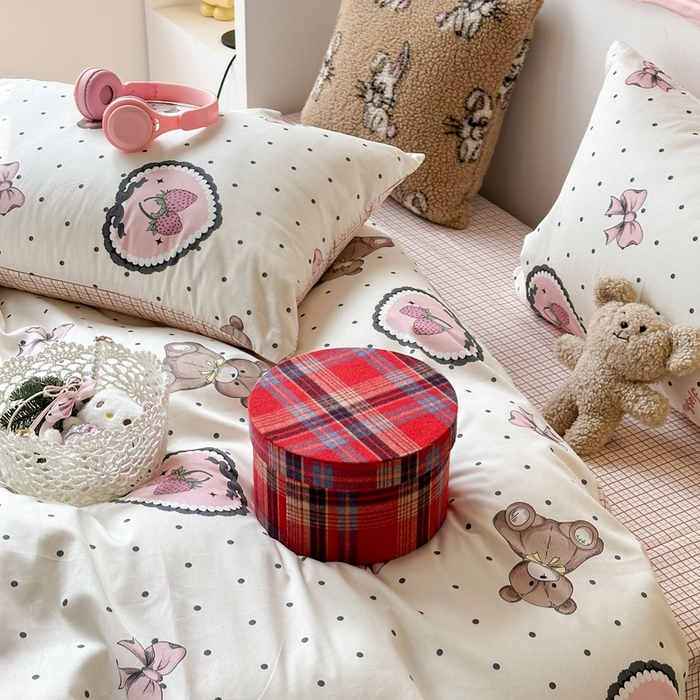 91家纺网 家纺一手货源 找家纺 昔可家纺 2024开春新款全棉印花四件套 爱心草莓熊