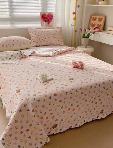 91家纺网 家纺一手货源 找家纺 羽爱家纺 2024新款全棉水洗棉花芯床盖套件 小草莓