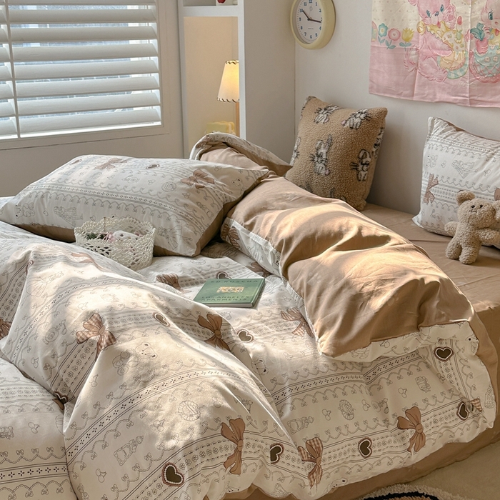 91家纺网 家纺一手货源 找家纺 昔可家纺 2024开春新款全棉印花四件套 复古咖蝴蝶结熊