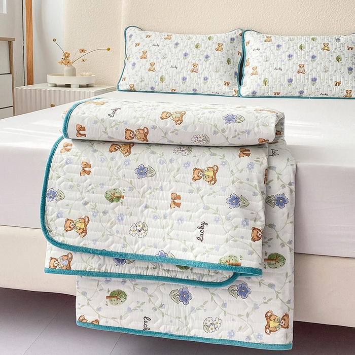 91家纺网 家纺一手货源 找家纺 恋绒家纺 2025新款一面棉一面绒全棉护理垫防水隔尿垫 丛林小熊