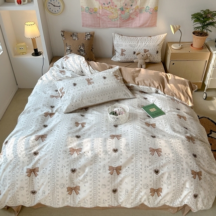 91家纺网 家纺一手货源 找家纺 昔可家纺 2024开春新款全棉印花四件套 复古咖蝴蝶结熊