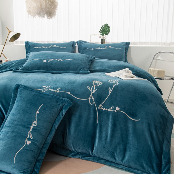 91家纺网 家纺一手货源 找家纺 乐嘉盈 2025新款牛奶绒刺绣床盖款四件套-心怡玫瑰 心怡玫瑰-深蓝
