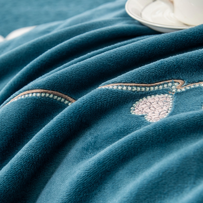91家纺网 家纺一手货源 找家纺 乐嘉盈 2025新款牛奶绒刺绣床盖款四件套-心怡玫瑰 心怡玫瑰-深蓝