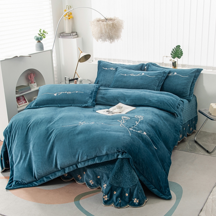 91家纺网 家纺一手货源 找家纺 乐嘉盈 2025新款牛奶绒刺绣床盖款四件套-心怡玫瑰 心怡玫瑰-深蓝