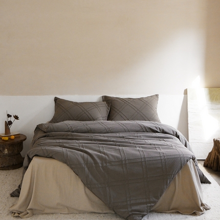 91家纺网 家纺一手货源 找家纺 简家居 2024新款全棉色织提花四件套-梦境菱格 梦境菱格～黑茶咖喱