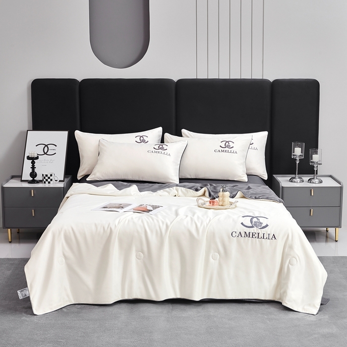 91家纺网 家纺一手货源 找家纺 利欧 2025新款水洗冰丝刺绣夏被四件套-茶花系列 米黄+摩卡灰