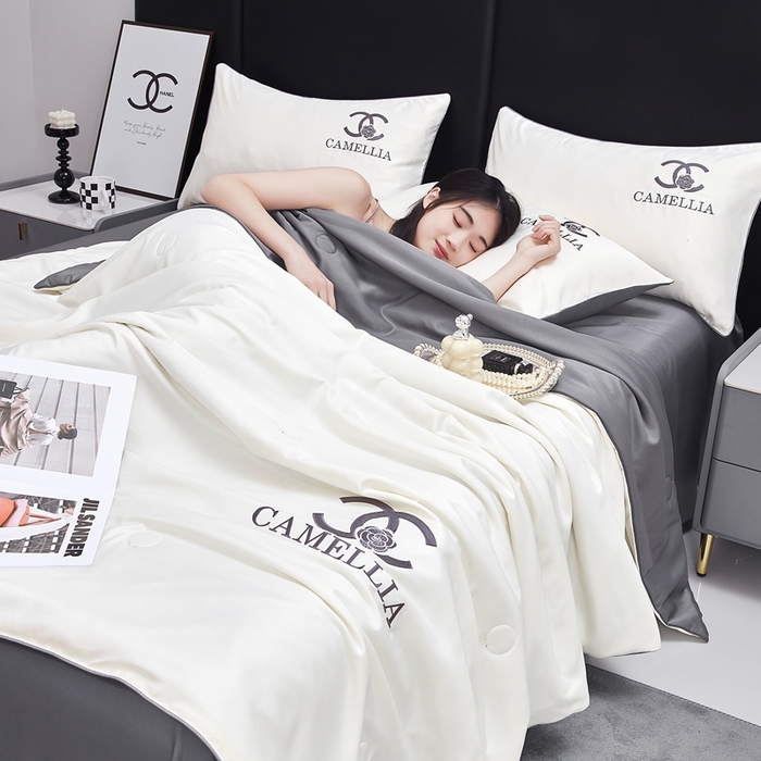 91家纺网 家纺一手货源 找家纺 利欧 2025新款水洗冰丝刺绣夏被四件套-茶花系列 米黄+摩卡灰