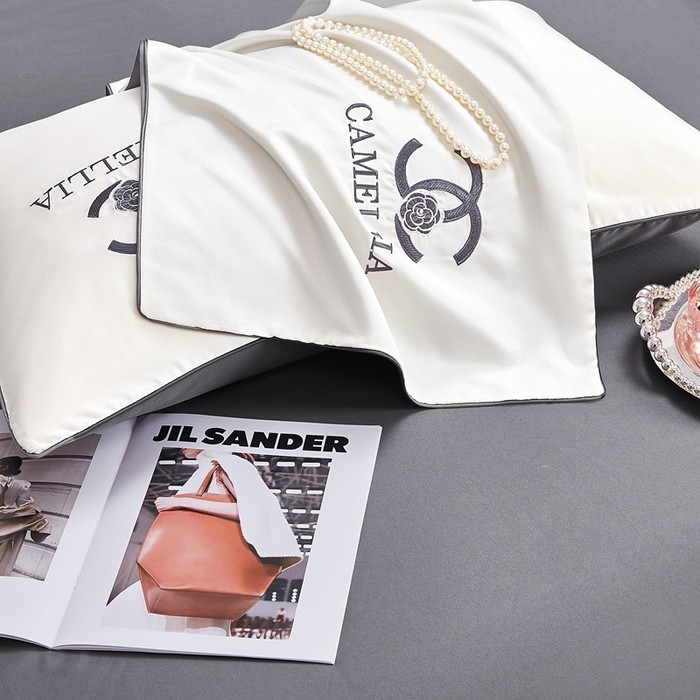 91家纺网 家纺一手货源 找家纺 利欧 2025新款水洗冰丝刺绣夏被四件套-茶花系列 米黄+摩卡灰