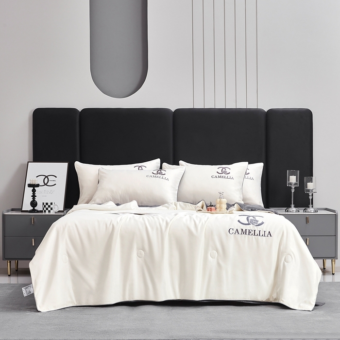 91家纺网 家纺一手货源 找家纺 利欧 2025新款水洗冰丝刺绣夏被四件套-茶花系列 米黄+摩卡灰